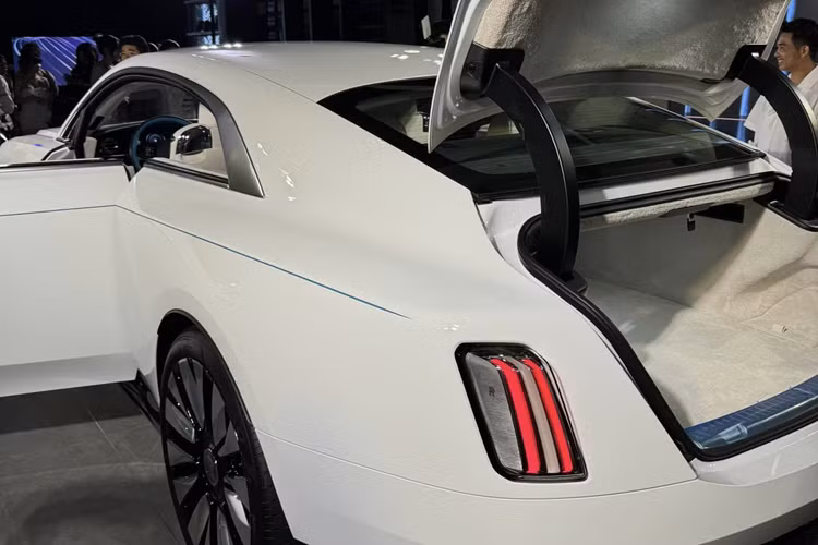 Điểm nhấn của dòng xe này chính là việc Rolls-Royce bỏ vào chút hồn cho Spectre qua đôi mắt rất cuốn, đây là lần đầu hãng xe Anh quốc đặt đèn pha với vị trí thấp đến vậy, và cũng là chiếc Rolls-Royce duy nhất có dải đèn LED chiếu sáng ban ngày đặt trên đèn pha, cụ thể là ngang bằng với đỉnh của lưới tản nhiệt hình lò sưởi nổi tiếng của hãng xe này.