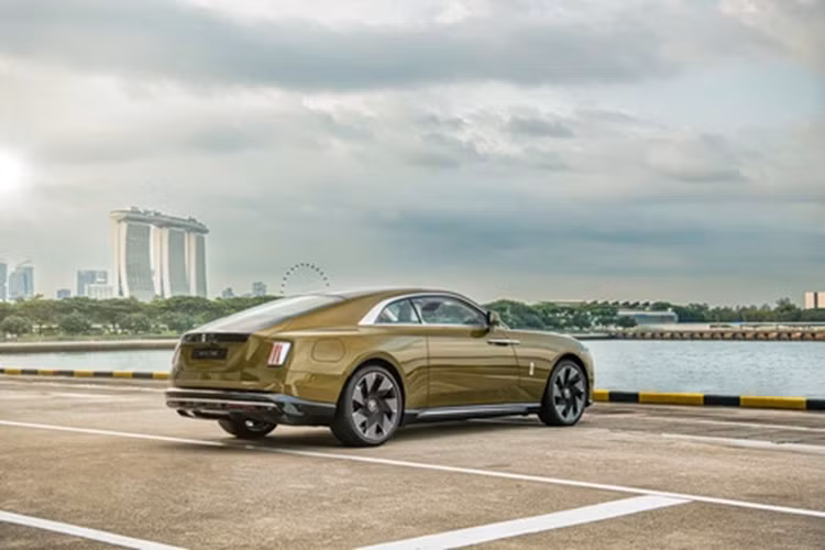 Rolls-Royce Spectre năng động hơn các mẫu xe đang bán trên thị trường của hãng khi nhìn từ bên hông, điều này thể hiện rõ qua nẹp sườn thể thao, và bộ la-zăng kích thước 23 inch thiết kế rất táo bạo, không theo khuôn mẫu như đa số các dòng xe khác.