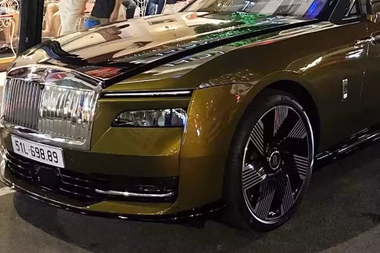 Hãng xe Anh quốc chia sẻ 515 km là quá đủ cho khách hàng của mình sau khi nghiên cứu đầy đủ, bởi "thượng đế" của Rolls-Royce trong garage có vài chiếc xe trong garage, nên việc họ thường xuyên phải lái Rolls-Royce Spectre ra đường không nhiều.