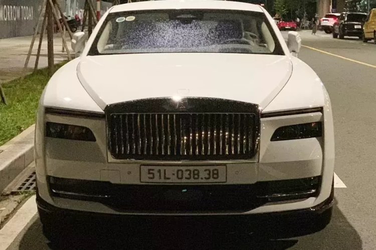 Chiếc xe siêu sang Rolls-Royce Spectre đầu tiên lộ ảnh có mặt tại Việt Nam mang màu trắng, nội thất trắng xanh, xe thuộc sở hữu của ông Phạm Trần Nhật Minh, hay còn được biết nhiều đến với biệt danh Minh "Nhựa", còn chiếc xe Rolls-Royce Spectre thứ 2 mới xuất hiện gần đây, mang màu rất đặc trưng của dòng xe siêu sang chạy điện Spectre.
