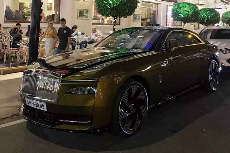 Điểm thú vị của 2 chiếc xe siêu sang Rolls-Royce Spectre ở Việt Nam đều có biển số đẹp, trong khi Minh Nhựa chọn đấu giá biển số 51L-038.38 lên đến 270 triệu đồng, thì chiếc Spectre còn lại được chủ nhân chọn biển số 51L-698.89 đấu giá với số tiền lên đến 145 triệu đồng, đã đi Rolls-Royce mà còn lại xe điện như Spectre, kiếm biển số xứng tầm không phải chuyện lớn với các đại gia Việt.