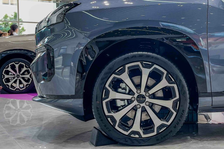 Cảm hứng thiết kế của AION V được lấy từ khủng long bạo chúa Tyrannosaurus Rex. Điều này khiến chiếc xe trở nên nam tính, mạnh mẽ và dữ dằn hơn. Cụm đèn trước dạng LED được thiết kế hình chữ H và cụm đèn hậu được thiết kế kiểu dọc ấn tượng. Điểm nhấn ở phần hông xe là tay nắm cửa ẩn vào trong và đuôi xe có cánh lướt gió cỡ lớn.