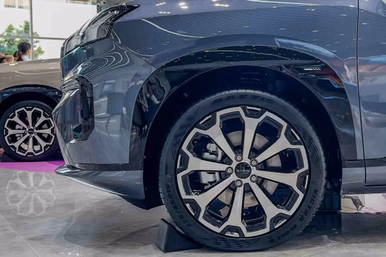 Cảm hứng thiết kế của AION V được lấy từ khủng long bạo chúa Tyrannosaurus Rex. Điều này khiến chiếc xe trở nên nam tính, mạnh mẽ và dữ dằn hơn. Cụm đèn trước dạng LED được thiết kế hình chữ H và cụm đèn hậu được thiết kế kiểu dọc ấn tượng. Điểm nhấn ở phần hông xe là tay nắm cửa ẩn vào trong và đuôi xe có cánh lướt gió cỡ lớn.