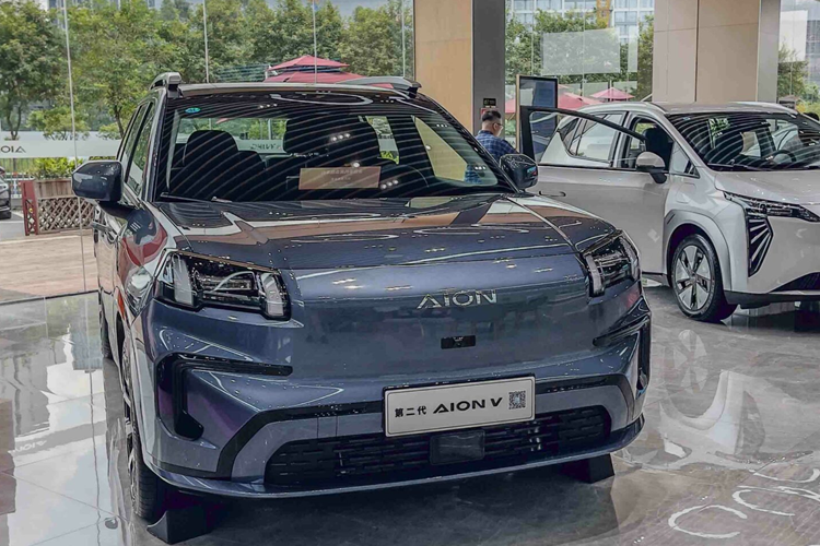 AION V EV 2025 chạy điện đang được sản xuất và phân phối tại Trung Quốc, phiên bản dành cho quốc tế đang được triển khai. AION V này thuộc thế hệ thứ 2, vừa được ra mắt vào tháng 7/2024 và nhận được hơn 10.000 đơn đặt hàng sau 1 tiếng 20 phút tính từ khi ra mắt.