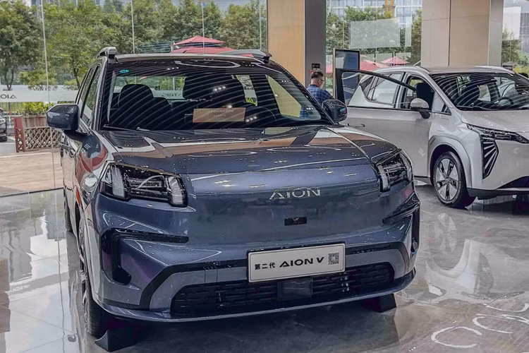 AION V EV 2025 chạy điện đang được sản xuất và phân phối tại Trung Quốc, phiên bản dành cho quốc tế đang được triển khai. AION V này thuộc thế hệ thứ 2, vừa được ra mắt vào tháng 7/2024 và nhận được hơn 10.000 đơn đặt hàng sau 1 tiếng 20 phút tính từ khi ra mắt.