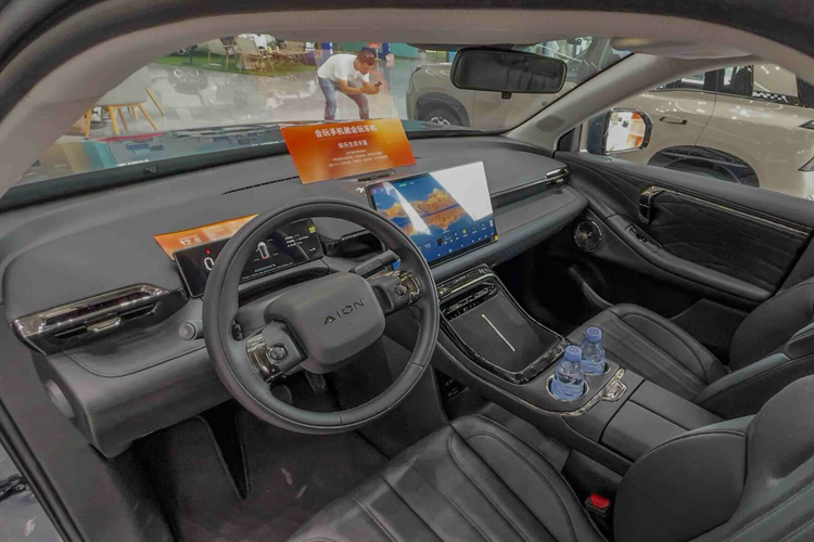 Khả năng vận hành AION V với hai cấu hình động cơ sản sinh công suất 201 mã lực hoặc 221 mã lực; mô-men xoắn cực đại 240 Nm. Khả năng tăng tốc của xe từ 0-100 km/h trong 7,9 giây. Các phiên bản AION V đều dùng chung pin LFP do AION nghiên cứu với dung lượng pin 62 kWh phạm vi di chuyển 520 km, 75 kWh phạm vi di chuyển 650 km và 90 kWh phạm vi di chuyển 750 km.