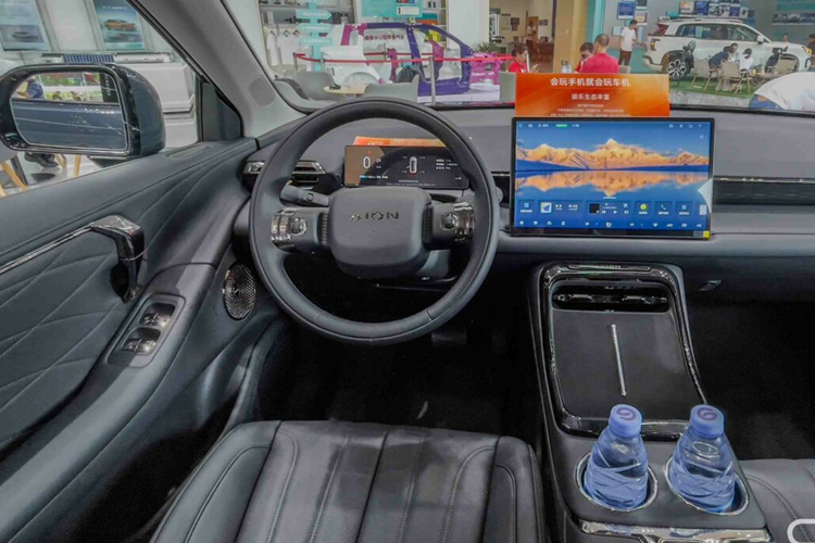 Nội thất của AION V được thực hiện theo phong cách tối giản, tinh tế. Vô lăng 2 chấu tích hợp các phím chức năng, màn hình sau vô lăng có kích thước 8 inch và màn hình giải trí kích thước 14,6 inch kết nối Apple CarPlay, Android Auto.