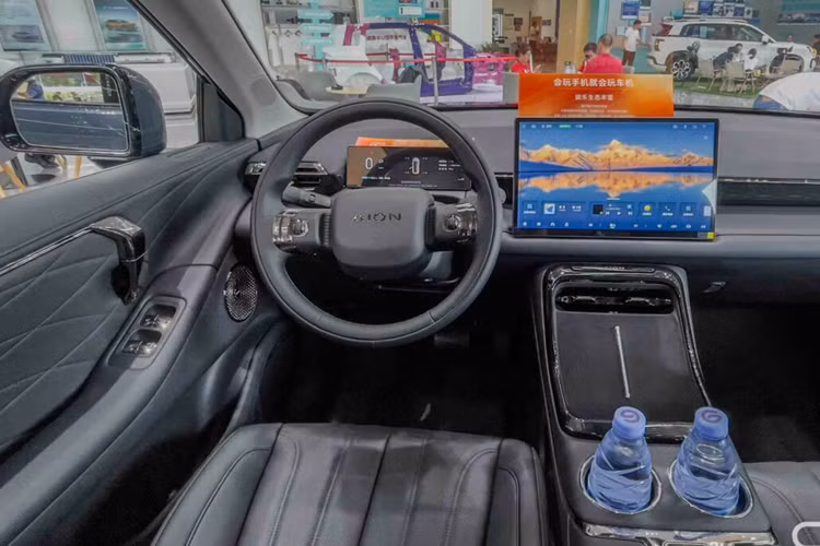 Nội thất của AION V được thực hiện theo phong cách tối giản, tinh tế. Vô lăng 2 chấu tích hợp các phím chức năng, màn hình sau vô lăng có kích thước 8 inch và màn hình giải trí kích thước 14,6 inch kết nối Apple CarPlay, Android Auto.