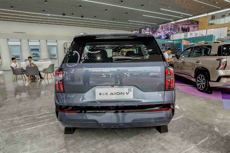 Xe có khả năng tự hành trong đô thị và cả trên cao tốc. Công nghệ AI được áp dụng với gói tự hành. Tại Trung Quốc, giá xe AION V 2025 cho tất cả 7 phiên bản với mức bán ra dao động từ 129.800-189.800 Nhân dân tệ (tương đương từ 422 – 617 triệu đồng).