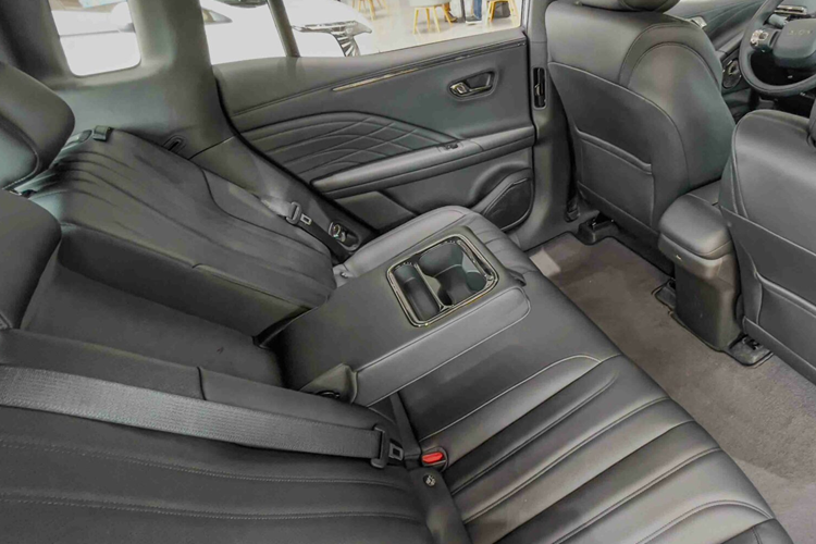Ghế trước có tích hợp massage 8 điểm và hàng ghế sau có độ ngã lưng lớn, không gian để chân hàng ghế sau cực kỳ rộng rãi. Ngoài ra còn có tủ điều hoà có thể làm đông đá với nhiệt độ từ -15 độ C đến 50 độ C, 9 loa, cửa sổ trời toàn cảnh,… Không gian hành lý đạt 427 lít, có thể mở rộng lên 987 lít khi gập hàng ghế sau.