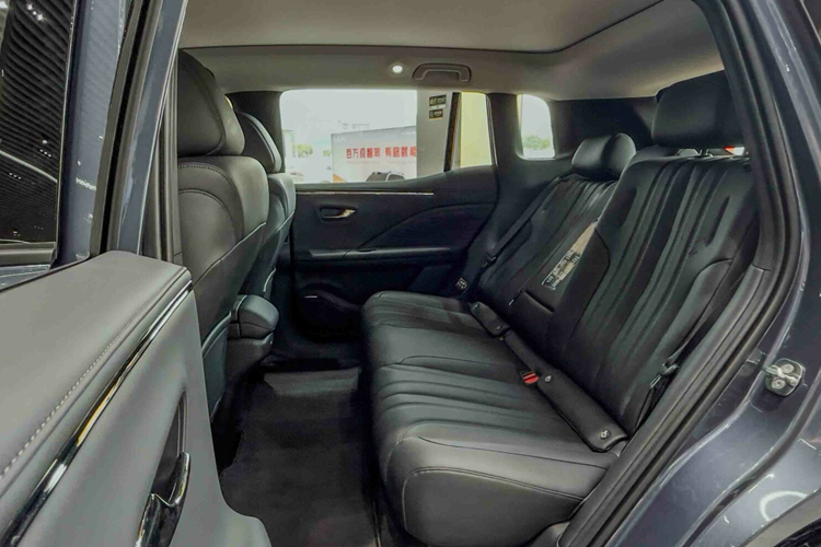 Đối với sạc nhanh DC, xe chỉ mất 5 phút sạc pin có thể đi được 125 km, nếu sạc pin 15 phút đi được 370 km. Về công nghệ, AION V nổi bật với gói hỗ trợ tự lái ADiGO Pilot, sử dụng cả Lidar, 12 radar bước sóng ngắn và 11 camera xung quanh xe cùng chip xử lý Orin-X từ Nvidia.