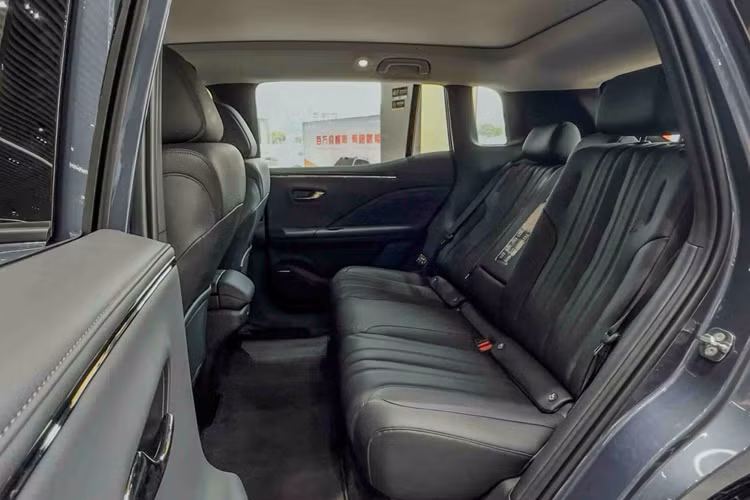 Đối với sạc nhanh DC, xe chỉ mất 5 phút sạc pin có thể đi được 125 km, nếu sạc pin 15 phút đi được 370 km. Về công nghệ, AION V nổi bật với gói hỗ trợ tự lái ADiGO Pilot, sử dụng cả Lidar, 12 radar bước sóng ngắn và 11 camera xung quanh xe cùng chip xử lý Orin-X từ Nvidia.