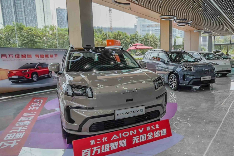 AION V 2024 thừa hưởng nền tảng thuần điện AEP cùng phong cách thiết kế hướng đến lái xe thông minh. Kích thước tổng thể chiều dài x rộng x cao lần lượt là 4.605 x 1.854 x 1.876 (mm), chiều dài cơ sở 2.775 (mm). Bản cao cấp trang bị bộ mâm 19 inch cùng bộ lốp 225/45, bản tiêu chuẩn là mâm 18 inch.