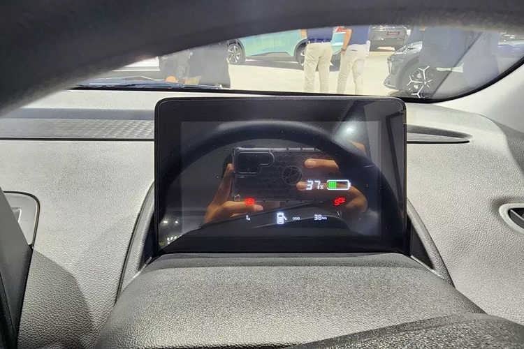 Tại thị trường Thái Lan, mẫu xe điện Trung Quốc này có những trang bị đáng chú ý như đèn pha Halogen, đèn báo rẽ LED, đèn chờ dẫn đường, đèn hậu LED, vành thép 14 inch đi kèm ốp mâm 2 tông màu, lốp 165/70R14, tay nắm cửa ẩn, đèn sương mù sau và gương chiếu hậu sơn cùng màu thân xe, tích hợp đèn báo rẽ.