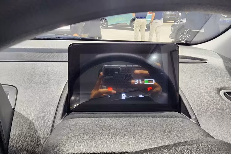 Tại thị trường Thái Lan, mẫu xe điện Trung Quốc này có những trang bị đáng chú ý như đèn pha Halogen, đèn báo rẽ LED, đèn chờ dẫn đường, đèn hậu LED, vành thép 14 inch đi kèm ốp mâm 2 tông màu, lốp 165/70R14, tay nắm cửa ẩn, đèn sương mù sau và gương chiếu hậu sơn cùng màu thân xe, tích hợp đèn báo rẽ.