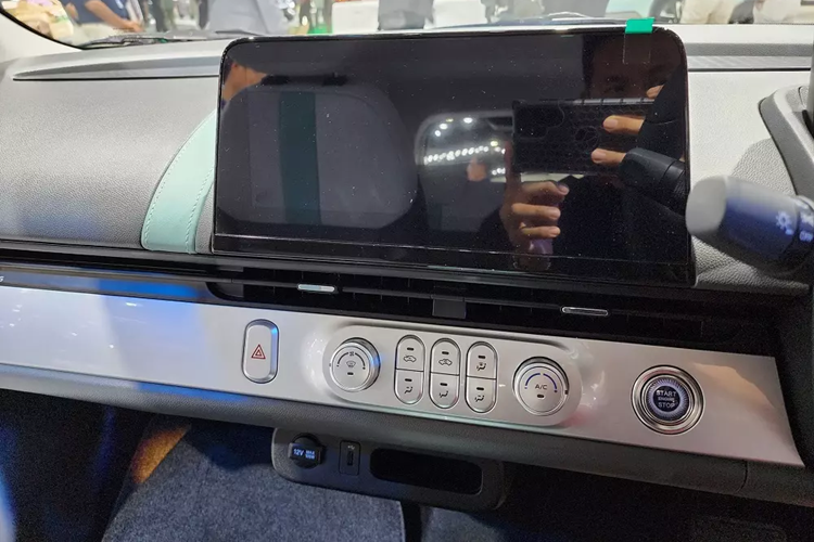 Bên trong Changan Lumin là không gian nội thất bắt mắt vì được phối màu trẻ trung. Xe được trang bị 2 hàng ghế với 4 chỗ ngồi giống đối thủ Wuling Air EV. Tuy nhiên, phía sau hàng ghế thứ hai của Changan Lumin vẫn có khoang hành lý nhỏ với thể tích chỉ 104 lít. Nếu gập ghế sau xuống, con số này sẽ tăng lên 580 lít.