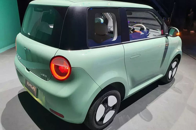 Thời gian sạc đầy pin của bản L DC bằng sạc chậm là 10,5 tiếng. Nếu dùng sạc nhanh, thời gian tăng dung lượng pin từ 30% lên 80% là 35 phút. Trang bị an toàn của mẫu xe điện này khá cơ bản với phanh đĩa trước, phanh tang trống sau, 2 túi khí, cảm biến hỗ trợ đỗ xe phía sau, camera lùi, nhắc nhở thắt dây an toàn