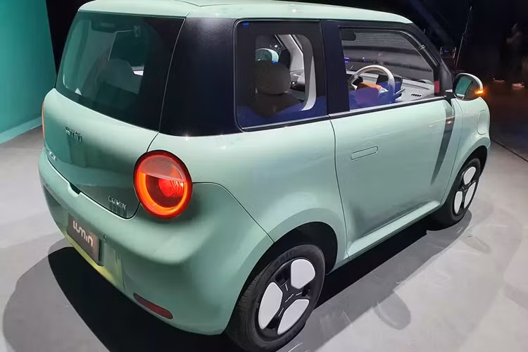 Thời gian sạc đầy pin của bản L DC bằng sạc chậm là 10,5 tiếng. Nếu dùng sạc nhanh, thời gian tăng dung lượng pin từ 30% lên 80% là 35 phút. Trang bị an toàn của mẫu xe điện này khá cơ bản với phanh đĩa trước, phanh tang trống sau, 2 túi khí, cảm biến hỗ trợ đỗ xe phía sau, camera lùi, nhắc nhở thắt dây an toàn