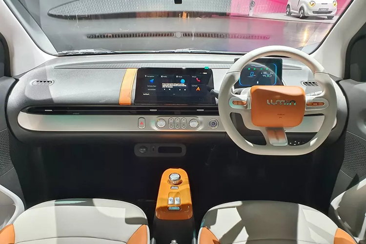 Điểm nhấn của mẫu ôtô điện có giá chỉ như Kia Morning và Hyundai Grand i10 ở Việt Nam là ngoại thất dễ thương. Sự đáng yêu của mẫu xe này được thể hiện qua cụm đèn pha và đèn hậu với thiết kế như đôi mắt khép hờ. Trong khi đó, hốc gió trung tâm trên cản trước gợi liên tưởng đến miệng cười.