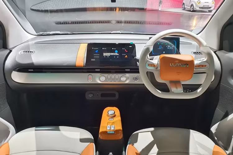 Điểm nhấn của mẫu ôtô điện có giá chỉ như Kia Morning và Hyundai Grand i10 ở Việt Nam là ngoại thất dễ thương. Sự đáng yêu của mẫu xe này được thể hiện qua cụm đèn pha và đèn hậu với thiết kế như đôi mắt khép hờ. Trong khi đó, hốc gió trung tâm trên cản trước gợi liên tưởng đến miệng cười.