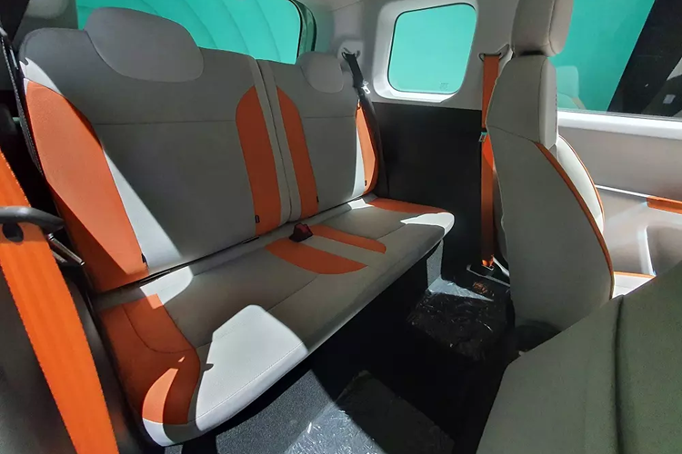 Changan Lumin sở hữu ngoại hình tròn trịa và mượt mà với nóc thẳng thớm. Bên cạnh đó là các cột sơn màu đen, tạo hiệu ứng nóc lơ lửng thời trang.