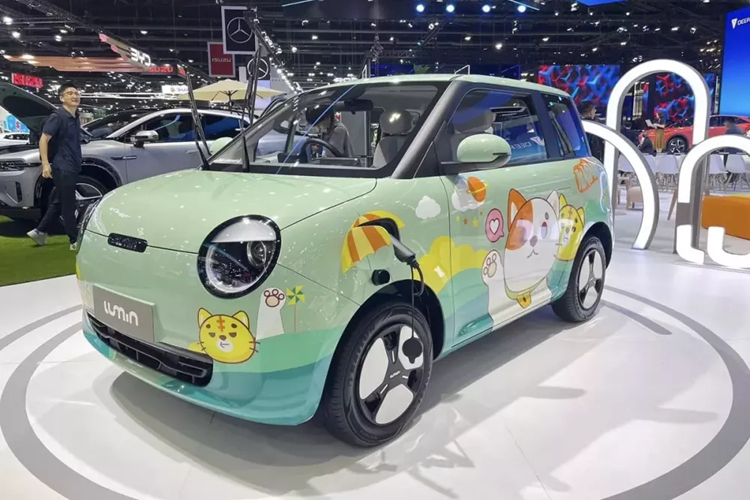 Được định vị trong phân khúc xe điện đô thị cỡ nhỏ, Changan Lumin có kích thước dài x rộng x cao lần lượt 3.270 x 1.700 x 1.545 mm và chiều dài cơ sở 1.980 mm. So với Wuling Air EV, mẫu ô tô điện này dài hơn 296 mm, rộng hơn 195 mm trong khi chiều dài cơ sở ngắn hơn 30 mm.