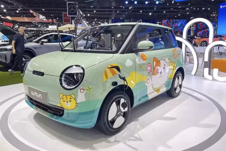 Được định vị trong phân khúc xe điện đô thị cỡ nhỏ, Changan Lumin có kích thước dài x rộng x cao lần lượt 3.270 x 1.700 x 1.545 mm và chiều dài cơ sở 1.980 mm. So với Wuling Air EV, mẫu ô tô điện này dài hơn 296 mm, rộng hơn 195 mm trong khi chiều dài cơ sở ngắn hơn 30 mm.