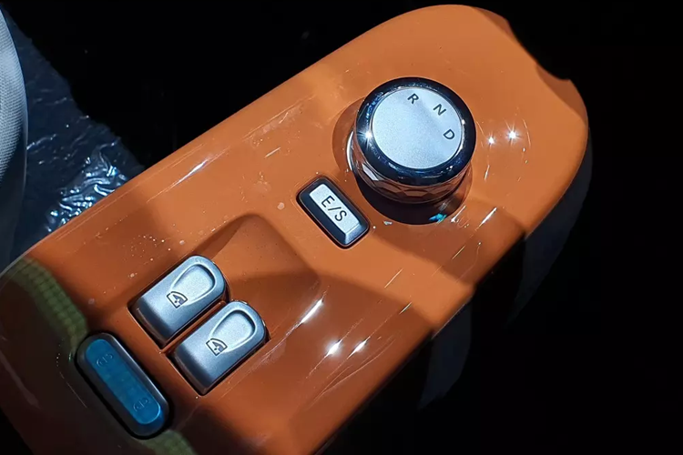 Bên cạnh đó là những trang bị như vô lăng 3 chấu vát đáy, bọc bằng polyurethane, tích hợp phím chức năng, ghế bọc nỉ hoặc da tổng hợp, bảng đồng hồ kỹ thuật số 7 inch, màn hình cảm ứng trung tâm 10,25 inch, hỗ trợ Apple CarPlay, kết nối Bluetooth, radio AM/FM, cập nhật phần mềm trực tuyến, 2 loa, điều hòa chỉnh cảm ứng, cổng USB và nút bấm khởi động máy.