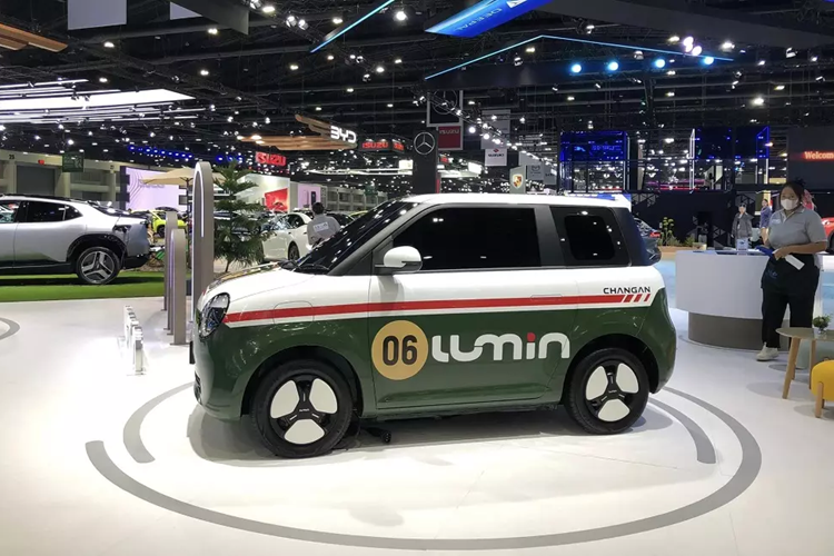 Tại thị trường Thái Lan, xe có 2 phiên bản, bao gồm L và L DC. Giá xe Changan Lumin 2024 tương ứng của 2 phiên bản này là 479.000 Baht (khoảng 325 triệu đồng) và 499.000 Baht (339 triệu đồng). Giá bán này không quá chênh lệch so với đối thủ đồng hương Wuling Air EV.