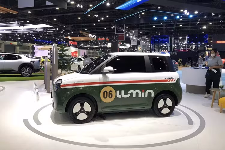 Tại thị trường Thái Lan, xe có 2 phiên bản, bao gồm L và L DC. Giá xe Changan Lumin 2024 tương ứng của 2 phiên bản này là 479.000 Baht (khoảng 325 triệu đồng) và 499.000 Baht (339 triệu đồng). Giá bán này không quá chênh lệch so với đối thủ đồng hương Wuling Air EV.