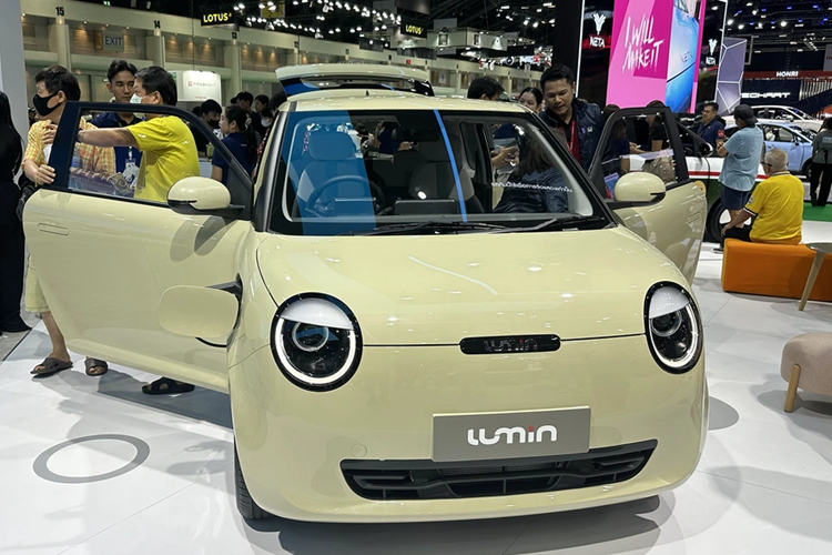 Trên cụm điều khiển trung tâm ở giữa 2 ghế trước còn có núm xoay chuyển số. Dù ở phiên bản nào, xe điện Changan Lumin cũng dùng 1 mô-tơ điện nằm trên cầu trước, tạo ra công suất tối đa 48 mã lực và mô-men xoắn cực đại 48 Nm. Mô-tơ điện kết hợp với pin lithium-ion có dung lượng 27,98 kWh ở bản L và 28,08 kWh ở bản L DC.