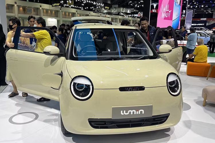 Trên cụm điều khiển trung tâm ở giữa 2 ghế trước còn có núm xoay chuyển số. Dù ở phiên bản nào, xe điện Changan Lumin cũng dùng 1 mô-tơ điện nằm trên cầu trước, tạo ra công suất tối đa 48 mã lực và mô-men xoắn cực đại 48 Nm. Mô-tơ điện kết hợp với pin lithium-ion có dung lượng 27,98 kWh ở bản L và 28,08 kWh ở bản L DC.