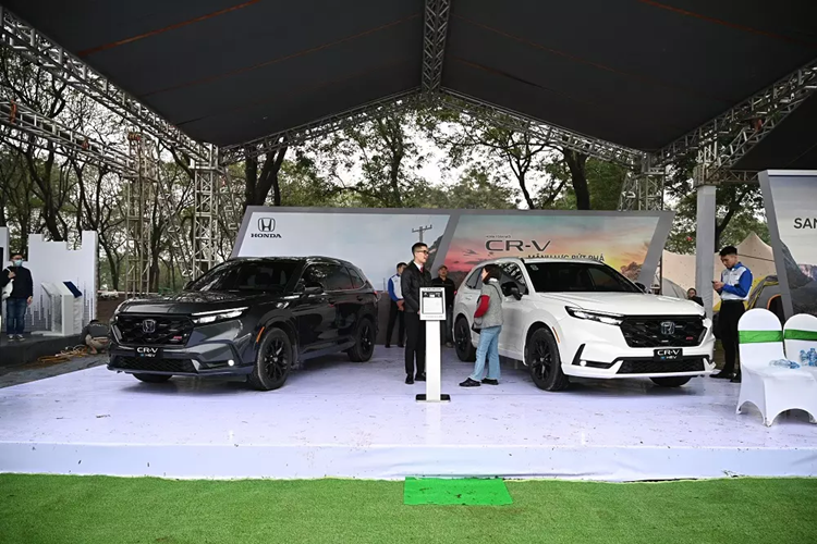 Xuyên suốt hai ngày 13 và 14/1/2014 diễn ra Triển lãm xe điện hoá Việt Nam, các thương hiệu sẽ có không gian chia sẻ và thảo luận về chủ đề điện hoá, qua đó cung cấp thông tin, giải đáp thắc mắc và đưa các sản phẩm điện hoá tới gần hơn với người dùng Việt.