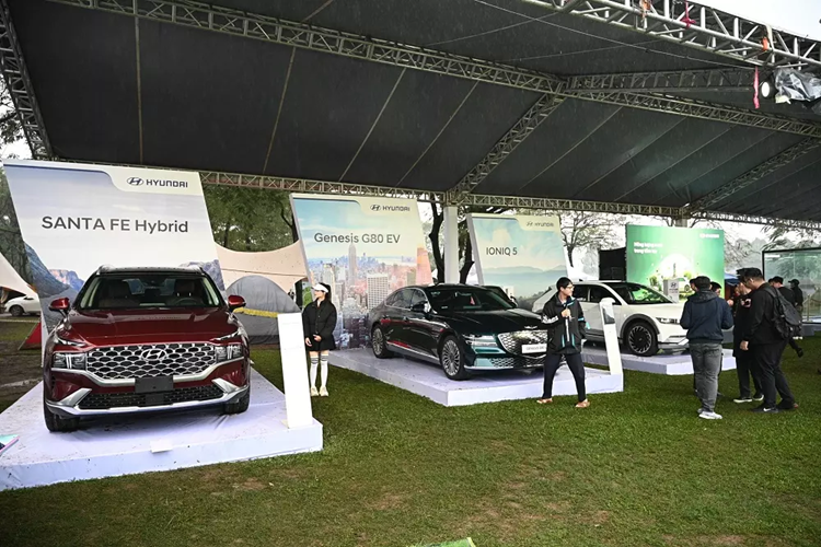 Phiên bản hybrid của dòng SUV hạng trung ăn khách Hyundai Santa Fe cũng được trưng bày. Đây cũng là mẫu xe hybrid hiếm hoi của Hyundai hiện đang được bán tại thị trường Việt Nam.