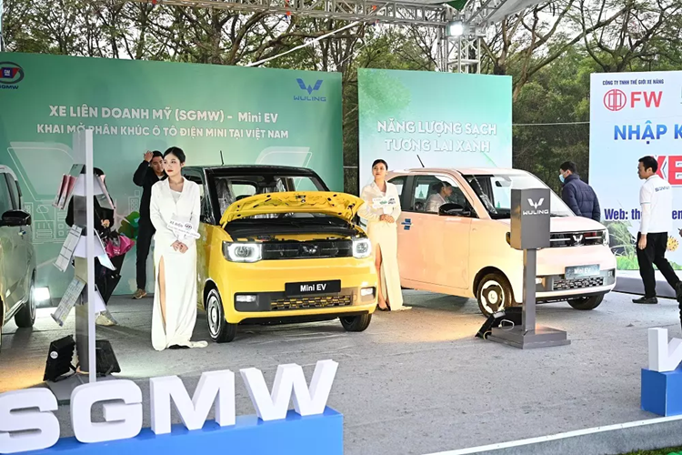 Thương hiệu Wuling mang mẫu ôtô điện rẻ nhất Việt Nam là Hongguang Mini EV đến trưng bày và giới thiệu.