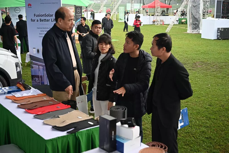 Ở khu vực các gian hàng phụ kiện, Capco Việt Nam sẽ giới thiệu công nghệ phủ bóng ô tô hàng đầu từ Nhật Bản. Kata mang đến loạt sản phẩm camera hành trình, Android Box, thảm trải sàn. EVSE-VN và EverEV mang đến các giải pháp sạc cho người dùng ôtô điện…