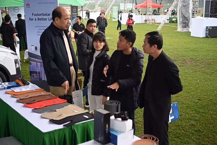 Ở khu vực các gian hàng phụ kiện, Capco Việt Nam sẽ giới thiệu công nghệ phủ bóng ô tô hàng đầu từ Nhật Bản. Kata mang đến loạt sản phẩm camera hành trình, Android Box, thảm trải sàn. EVSE-VN và EverEV mang đến các giải pháp sạc cho người dùng ôtô điện…