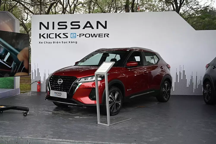 Trong khi đó, hãng Nissan góp vui bằng mẫu xe hybrid duy nhất của mình là Kicks e-Power. Khác với phần lớn các mẫu xe hybrid đang được bán tại Việt Nam, Nissan Kicks e-Power lại dùng công nghệ hybrid nối tiếp, mang đến trải nghiệm vận hành như ôtô điện.