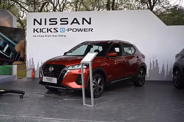 Trong khi đó, hãng Nissan góp vui bằng mẫu xe hybrid duy nhất của mình là Kicks e-Power. Khác với phần lớn các mẫu xe hybrid đang được bán tại Việt Nam, Nissan Kicks e-Power lại dùng công nghệ hybrid nối tiếp, mang đến trải nghiệm vận hành như ôtô điện.