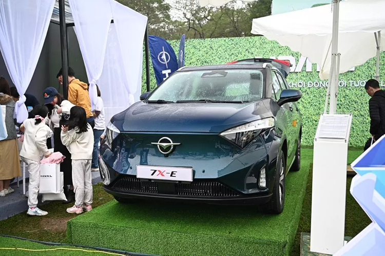 Thương hiệu Haima mới quay trở lại Việt Nam vào cuối năm 2023 xuất hiện cùng mẫu MPV thuần điện 7X-E. Tại Việt Nam, Haima 7X-E hiện đang được bán với giá lên đến 1,111 - 1,23 tỷ đồng cho 2 phiên bản.