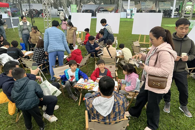 Đặc biệt, trong triển lãm còn có khu vực vui chơi, giải trí cũng như ẩm thực nhằm phục vụ khách tham quan và các bạn nhỏ. Trong đó, khu vực giải trí có các hoạt động tô màu, vẽ ôtô, xe địa hình và mini golf cho các bé. Quầy ẩm thực sẽ phục vụ cà phê, trà và đồ ăn nhanh.