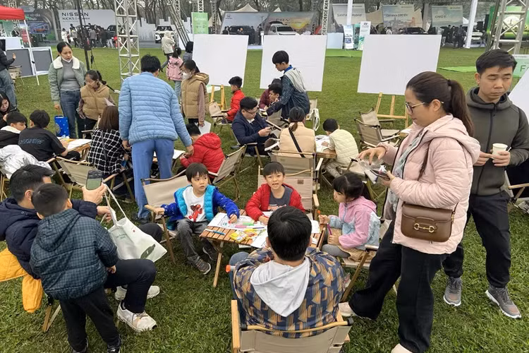 Đặc biệt, trong triển lãm còn có khu vực vui chơi, giải trí cũng như ẩm thực nhằm phục vụ khách tham quan và các bạn nhỏ. Trong đó, khu vực giải trí có các hoạt động tô màu, vẽ ôtô, xe địa hình và mini golf cho các bé. Quầy ẩm thực sẽ phục vụ cà phê, trà và đồ ăn nhanh.