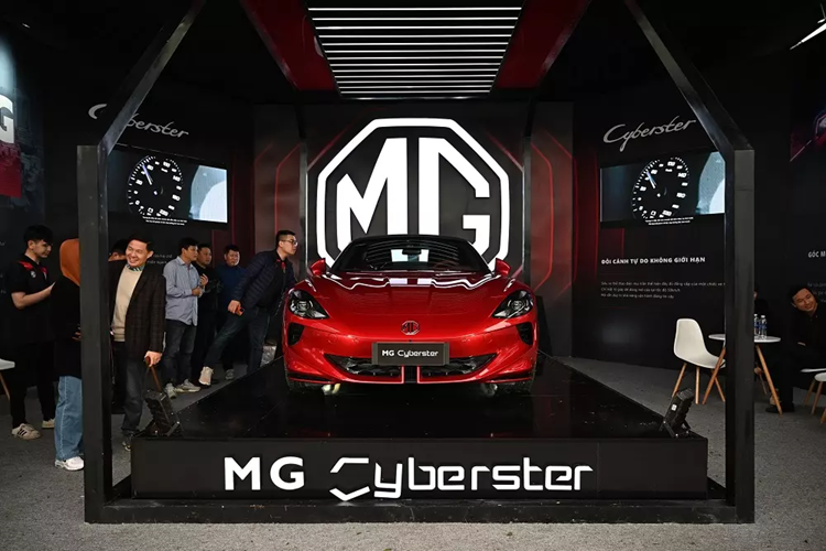 Chưa hết, triển lãm còn chứng kiến sự xuất hiện của nhiều thương hiệu ôtô Trung Quốc như MG, Haval, Wuling và Haima. Trong đó, MG mang mẫu ôtô điện thể thao Cyberster đến trưng bày. Đây là mẫu xe từng ra mắt Việt Nam vào cuối năm ngoái và hiện các đại lý cũng đã nhận cọc.