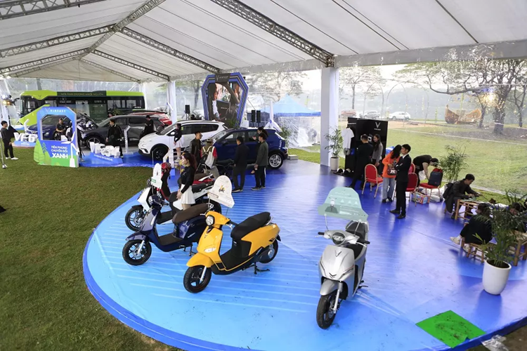 Bên cạnh đó, thương hiệu xe điện VinFast Việt Nam còn trưng bày toàn bộ dải sản phẩm xe máy điện và 1 chiếc xe buýt điện trong triển lãm.
