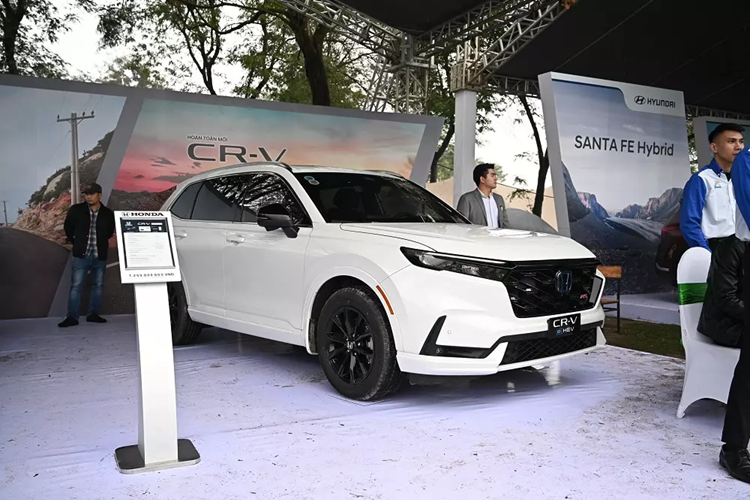 Thương hiệu Honda cũng góp mặt trong triển lãm này bằng phiên bản hybrid có tên e:HEV RS của dòng xe CR-V thế hệ mới. Ra mắt Việt Nam vào hồi tháng 10/2023, e:HEV RS là phiên bản nhập khẩu Thái Lan duy nhất của dòng xe Honda CR-V mới.