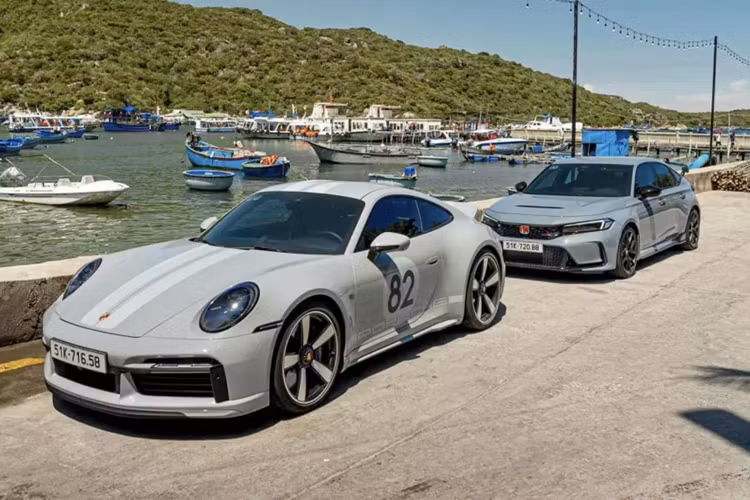 Xe thể thao giới hạn Porsche 911 Sport Classic của Cường Đô la sở hữu khối động cơ 6 xy-lanh, dung tích 3.8 lít, tăng áp kép sản sinh công suất tối đa 542 mã lực và mô-men xoắn cực đại 600 Nm.