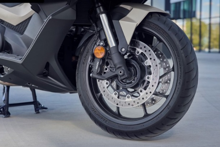 Yên xe cũng là kiểu phân tầng thể thao giúp cho người ngồi thoải mái hơn trong những hành trình dài. Ngoài ra, mẫu xe ga Honda Forza 750 2025 được tích hợp ổ cắm USB-C lên tay lái, giúp người dùng dễ dàng kết nối các thiết bị điện tử.