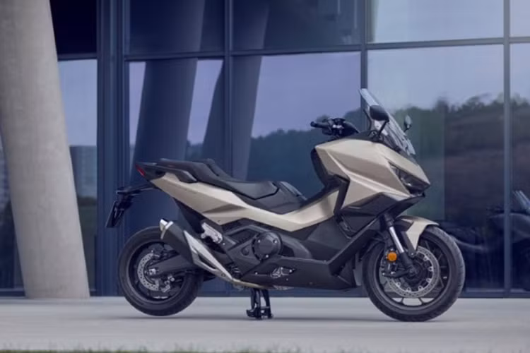 Ở lần “lên đời” này, Honda Forza 750 2025 mới được tinh chỉnh khá nhiều về thiết kế mang đến một diện mạo khỏe khoắn và thể thao hơn. Đầu xe gây ấn tượng cụm đèn pha LED mới tích hợp đèn ban ngày và đèn báo rẽ. Xe có kính chắn gió có khả năng điều chỉnh điện, rộng hơn 25% so với phiên bản cũ.