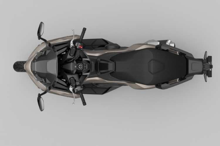 Kính chắn gió này có thể tự động hạ xuống khi tắt khóa khởi động và trở về vị trí cũ khi xe di chuyển với tốc độ trên 5km/h, mang lại sự tiện lợi và an toàn cho người lái. Phía đuôi xe được thiết kế gọn gàng và hất lên cao đi cùng cụm đèn hậu LED đơn giản.