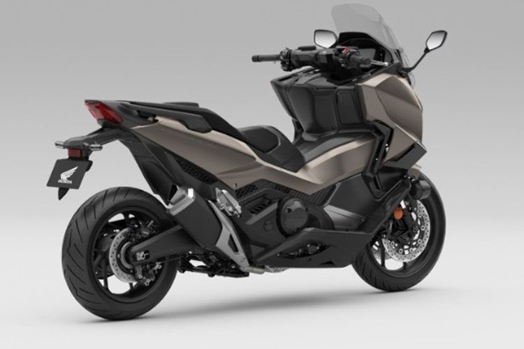 Ngoài ra, xe còn có tính năng kiểm soát hành trình, hệ thống khóa thông minh. Theo kế hoạch, Honda Forza 750 thế hệ mới sẽ được bán ra vào đầu năm 2025. Mức giá xe Honda Forza 750 2025 bán dự kiến là 10.499 bảng Anh (tương đương 341 triệu đồng).